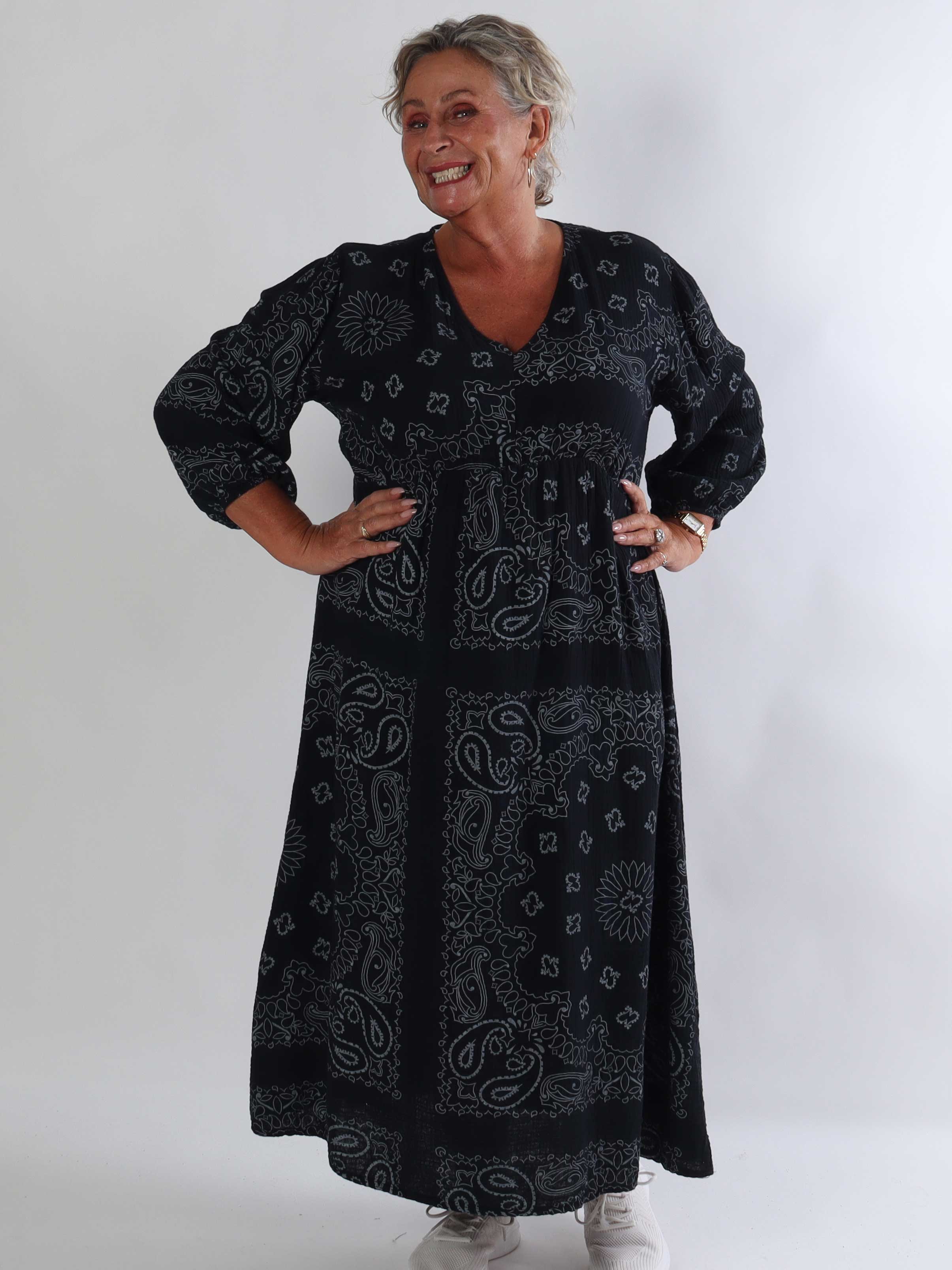 Jasmin Paisley - Plus size kjole i blød bomulds musselinstof med paisley mønster